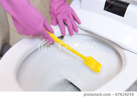 清洗廁所的中年女人 67629259