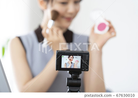 浮標記錄器youtuber的化妝視頻圖像的年輕女子 浮標記錄器youtuber的化妝視頻圖像的年輕女子 67630010