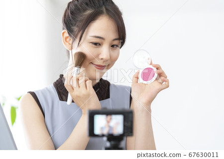 Young woman taking make-up video image of buoy logger youtuber Young woman taking make-up video image of buoy logger youtuber 67630011