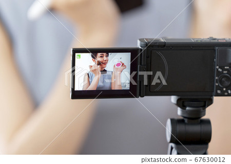 女浮標記錄器youtuber拍攝化妝視頻的圖像 67630012