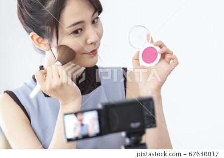 Young woman taking make-up video image of buoy logger youtuber Young woman taking make-up video image of buoy logger youtuber 67630017