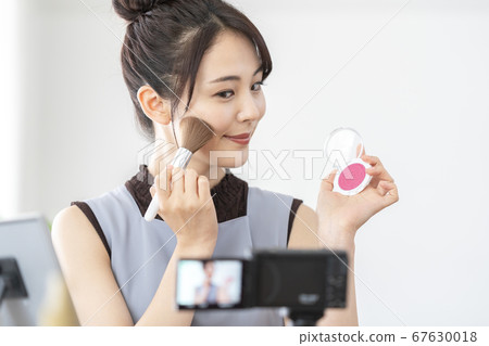 Young woman taking make-up video image of buoy logger youtuber Young woman taking make-up video image of buoy logger youtuber 67630018
