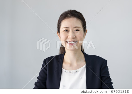 三十多歲的微笑婦女的肖像 67631818