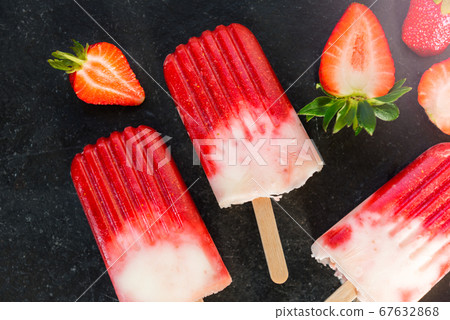 Strawberry Popsicle with Strawberry Juice 67632868