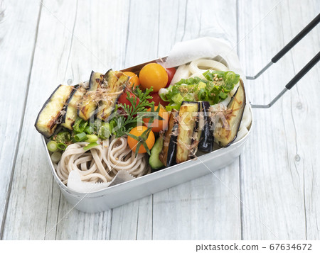 Outdoor, summer delicious lunch of Mestin [Bukkake soba salad] 67634672