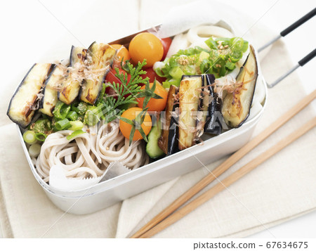Outdoor, delicious Mestin bento [Bukkake soba salad] 67634675