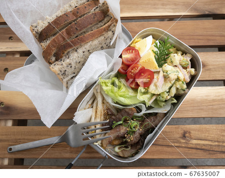 Outdoor, delicious Mestin bread lunch [Grilled pork, bread, salad] 67635007
