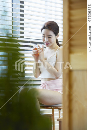 下午茶時間,茶療法,足浴,康復,年輕女子 下午茶時間,茶療法,足浴,康復,年輕女子 67636858