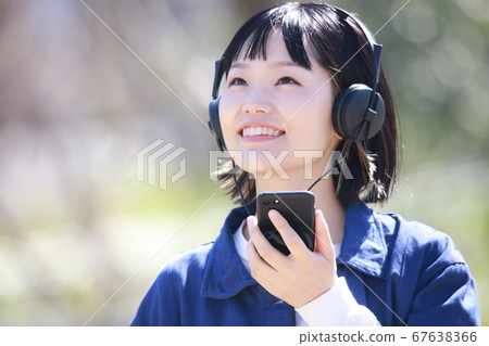 一個女人聽音樂 67638366