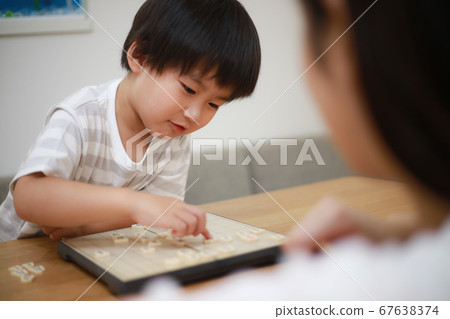 父母和孩子指著將棋 67638374