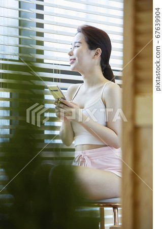 智能手機，茶療法，足浴，康復，年輕女子 67639904