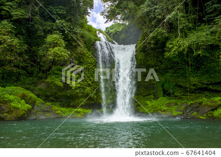 慈善瀑布 67641404