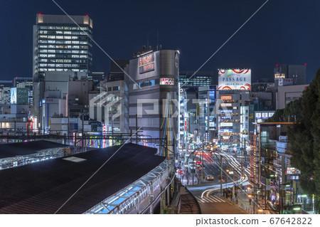 [東京/上野]連接上野中央通和阿美橫子的交匯處的上野公園通大夜景。 67642822