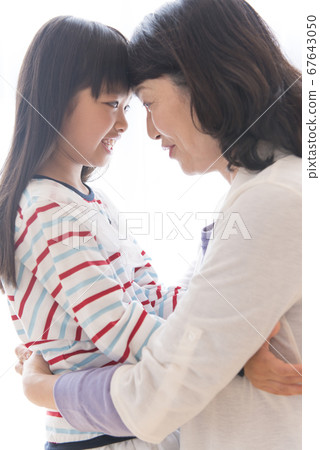Grandmother and grandchild 67643050