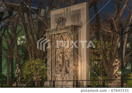 [東京上野]東京國立西洋美術館入口處的奧古斯特·羅丹（Auguste Rodin）創作的地獄門雕塑。 67643535