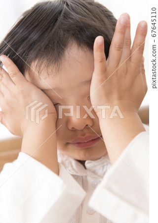 Crying girl 67645110