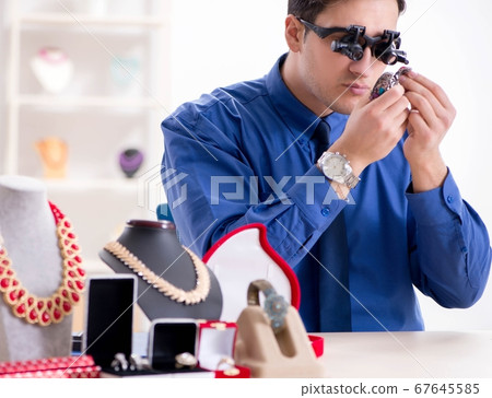 Jeweler working with luxury jewelry in the workshop 67645585