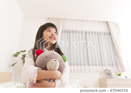 女孩抱著毛絨玩具 67646550