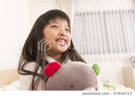 女孩抱著毛絨玩具 67646553