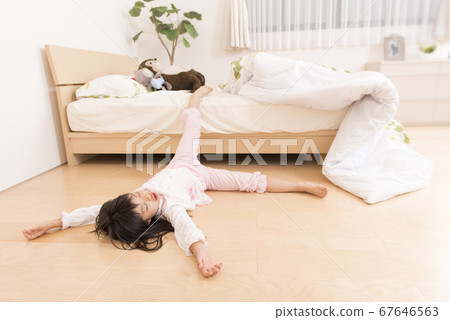 一個睡眠不好的女孩 67646563