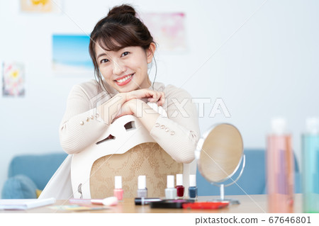 在家看照相機的微笑的少婦畫像在客廳 在家看照相機的微笑的少婦畫像在客廳 67646801