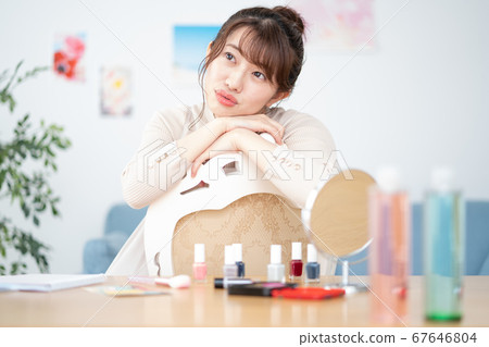 在家看照相機的微笑的少婦畫像在客廳 在家看照相機的微笑的少婦畫像在客廳 67646804