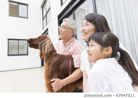 祖父母，孫子和寵物 67647021
