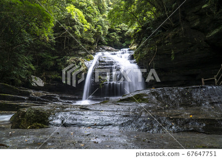 長崎縣西海市Tatsugane瀑佈在初夏 67647751