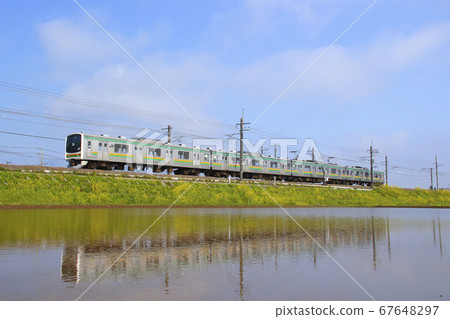 初夏的稻田和東北幹線205系列（原京葉線車輛） 67648297
