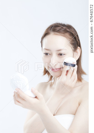 女人做基礎化妝 女人做基礎化妝 67648572