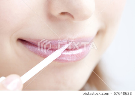 A woman glossing 67648628