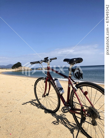 在海灘上的越野自行車 在海灘上的越野自行車 67649342