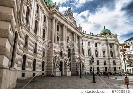 Presidents Residence, Wiener Hofburg, With Fiaker Horses And Coaches In The Inner City Of Vienna In Austria 67650986