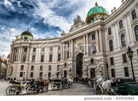 Presidents Residence, Wiener Hofburg, With Fiaker Horses And Coaches In The Inner City Of Vienna In Austria Presidents Residence, Wiener Hofburg, With Fiaker Horses And Coaches In The Inner City Of Vienna In Austria 67650992