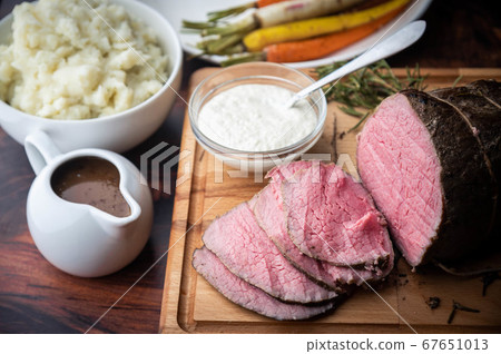horseradish and gravy sauce with roast beef slices 67651013