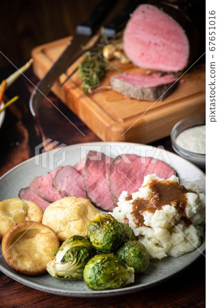 traditional british roast beef sunday lunch 67651016