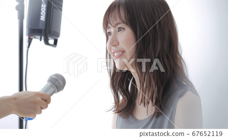 一位女士接受采訪 67652119