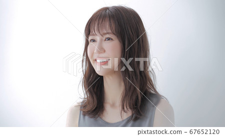 一個女人帶著微笑 67652120