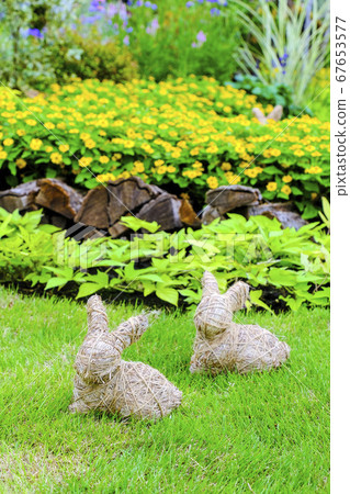 Straw rabbit (vertical) 67653577
