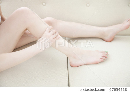 女人的腳 67654518