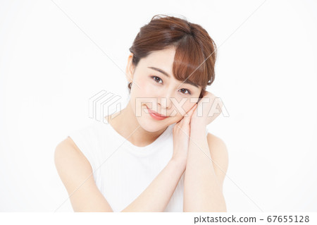 微笑用她的在她的面頰(白色背景)的手的一個少婦 微笑用她的在她的面頰(白色背景)的手的一個少婦 67655128