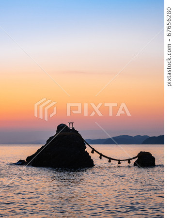 二見浦在伊勢黎明前的垂直位置 67656280