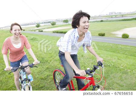 男人和女人騎自行車 67656658