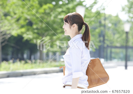 OL走在城市 67657820