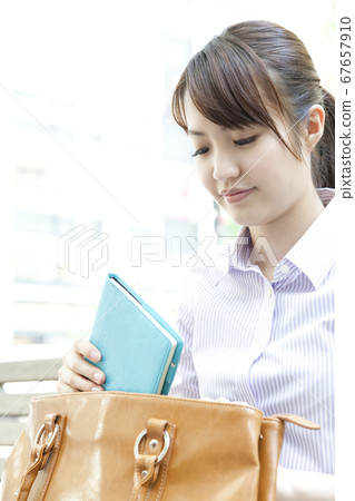 Office worker who puts luggage in the bag 67657910