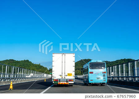 靜岡縣在新東名高速公路上行駛的卡車和觀光巴士 靜岡縣在新東名高速公路上行駛的卡車和觀光巴士 67657960