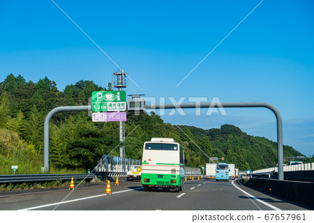 靜岡縣觀光巴士在新東名高速公路上運行即將到來的Morikakegawa停車場 靜岡縣觀光巴士在新東名高速公路上運行即將到來的Morikakegawa停車場 67657961