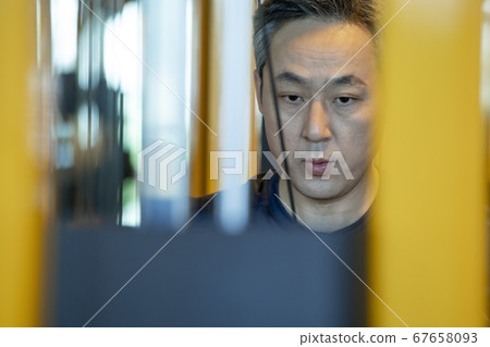 man, setting, to protest 67658093