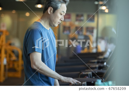 man, setting, to protest 67658209