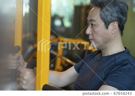 man, middle-age, setting 67658243
